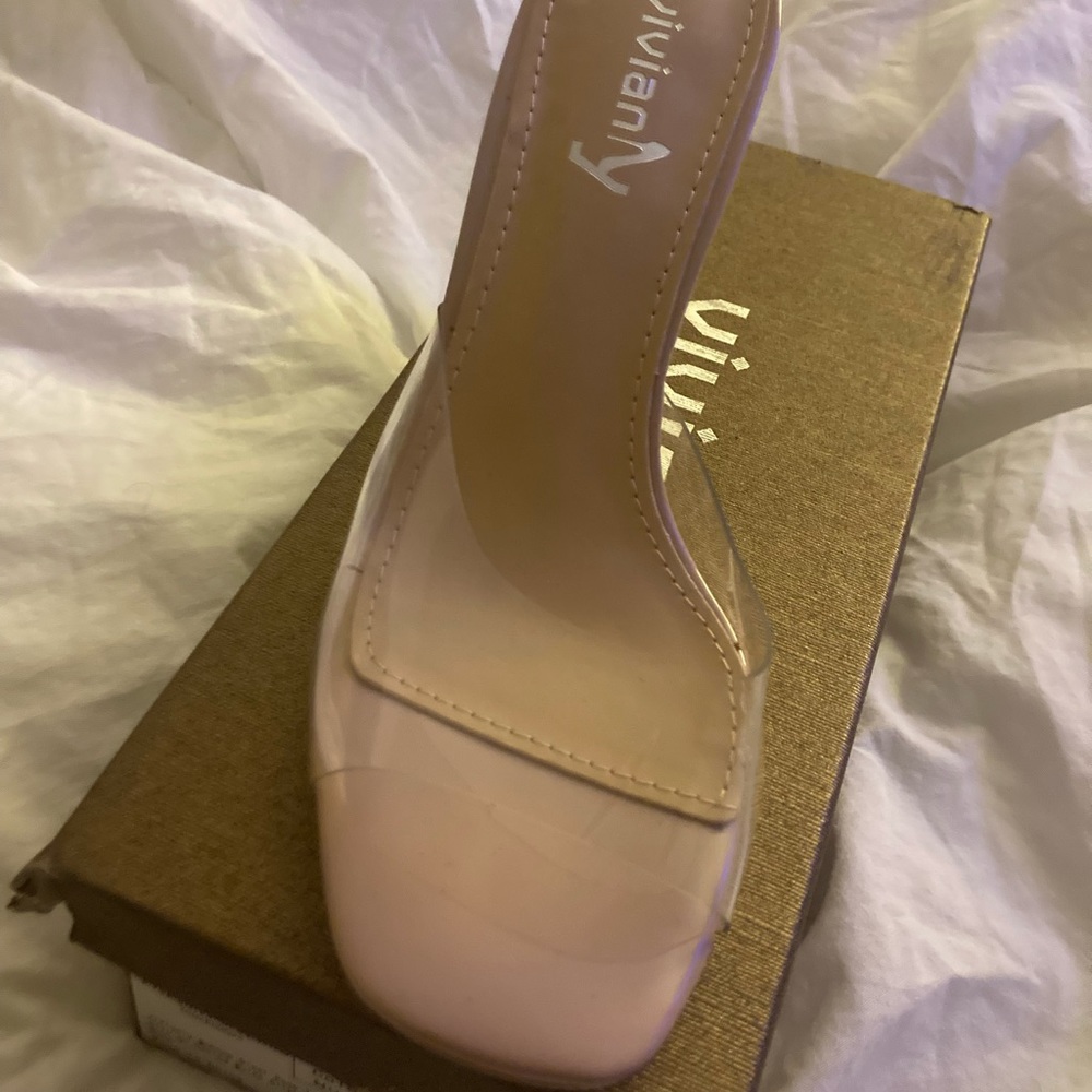 Woman’s clear heel, née never worn